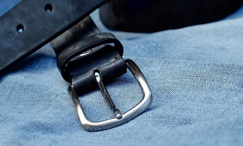 Comment bien porter une ceinture pour structurer une tenue