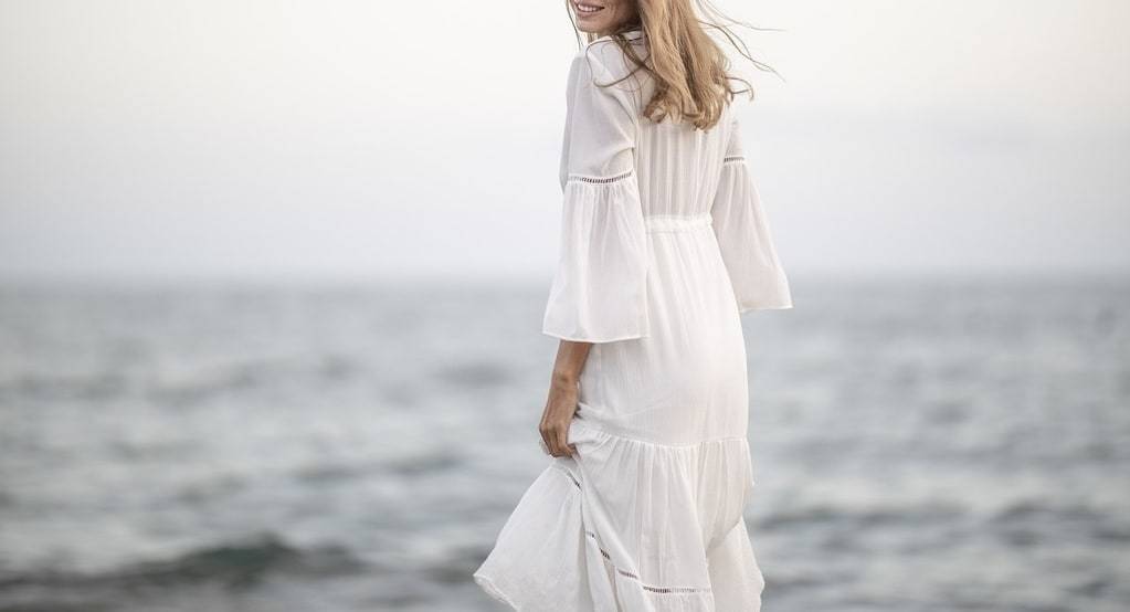Opter pour une robe fluide pour un look chic et décontracté