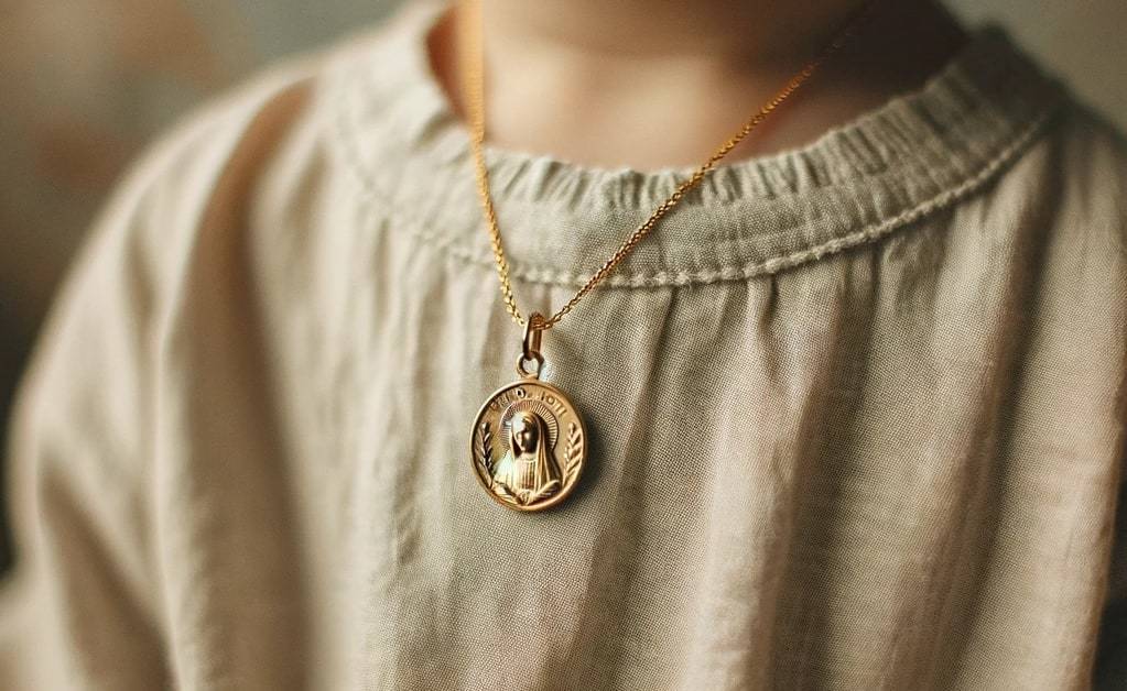 Médaille en nacre : l'accessoire tout en douceur pour sublimer vos looks